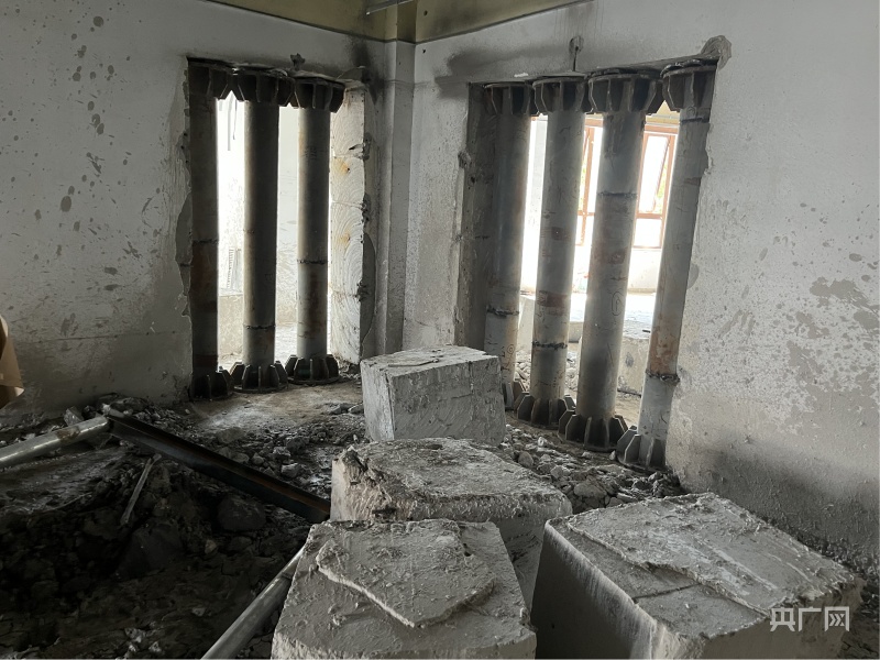 开云体育 开云官网青岛一住宅底商60公分厚承重墙被切割 居民家现贯穿裂缝(图2)
