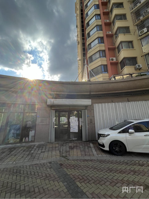 开云体育 开云官网青岛一住宅底商60公分厚承重墙被切割 居民家现贯穿裂缝(图9)