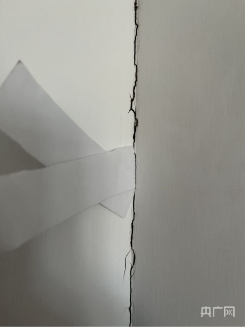 开云体育 开云官网青岛一住宅底商60公分厚承重墙被切割 居民家现贯穿裂缝(图8)