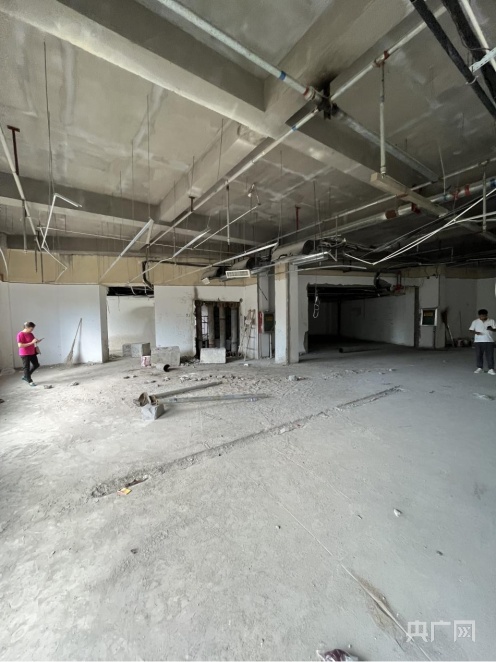 Kaiyun 开云体育60公分承重墙也敢拆！青岛一22层居民楼底商承重墙被切割 居民家里的裂痕、裂纹持续增多(图3)