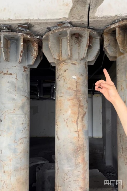 Kaiyun 开云体育60公分承重墙也敢拆！青岛一22层居民楼底商承重墙被切割 居民家里的裂痕、裂纹持续增多(图5)