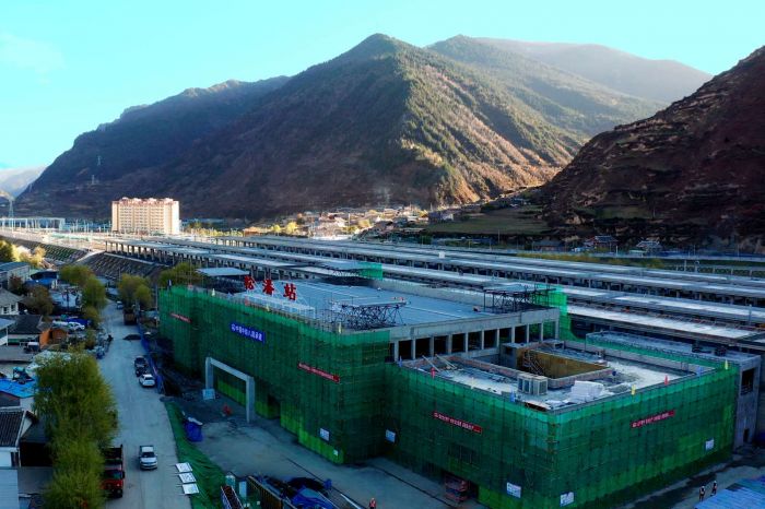 成兰铁路最大车站松潘站工程钢结Kaiyun 开云体育构全部封顶 全线年底建成通车(图2) 成兰铁路最大车站松潘站工程钢结Kaiyun 开云体育构全部封顶 全线年底建成通车(图2)